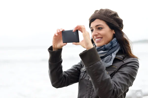 Femme prenant des photos avec smartphone — Photo