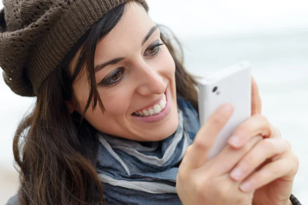 在智能手机上键入 sms 的女人 — 图库照片