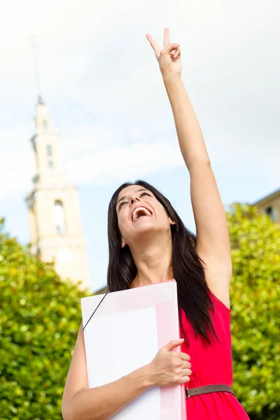 Estudante feliz bem sucedido do sexo feminino — Fotografia de Stock