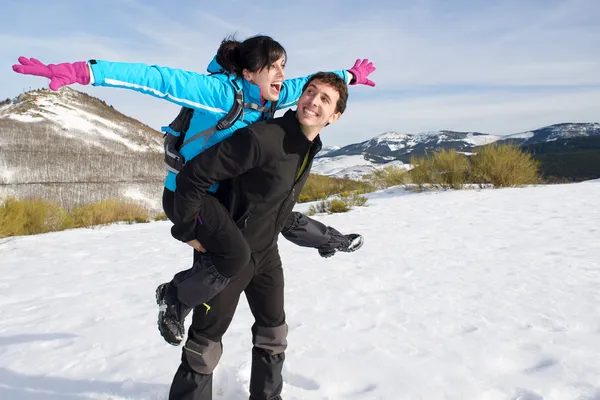 Kul vandring par på vintern — Stockfoto