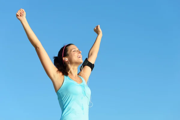 Successful fitness woman with earphones — Stock Photo, Image