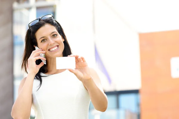 Casual businesswoman showing visiting card — Stock Photo, Image