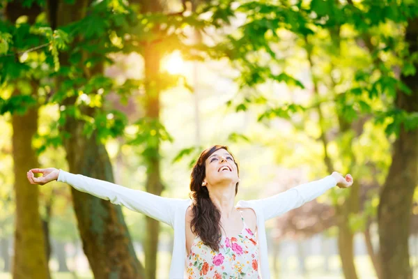 Donna che gode la felicità e la speranza in primavera — Foto Stock