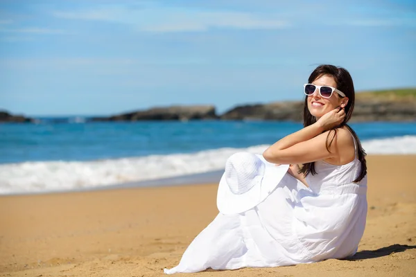 Mujer romántica en vacaciones de verano en la playa —  Fotos de Stock