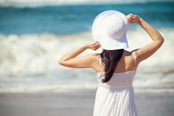 Kvinna stranden ser havet — Stockfoto