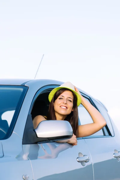 Lebensfrohe Frau auf Autofahrt — Stockfoto