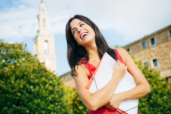 Estudante feliz no campus universitário — Fotografia de Stock