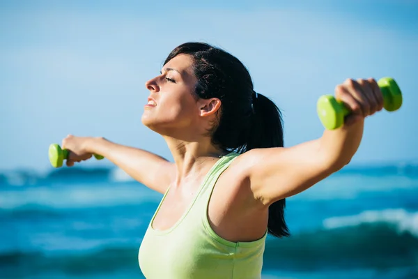 Kobieta fitness z hantlami odkryty — Zdjęcie stockowe