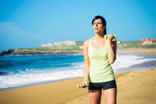 Mujer de fitness haciendo ejercicio con pesas al aire libre —  Fotos de Stock