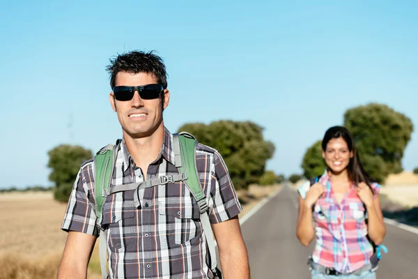 Pareja en viaje de trekking en España — Foto de Stock