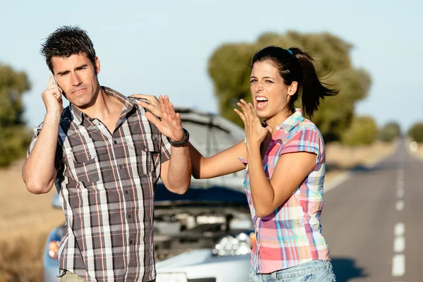Autó közúti utazás Couple gondok — Stock Fotó