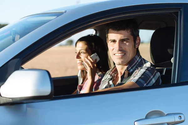 Casal em viagem de carro — Fotografia de Stock