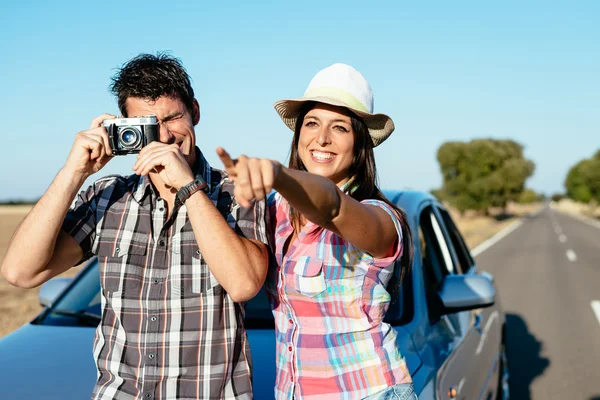 Pareja de vacaciones de viaje en coche — Foto de Stock