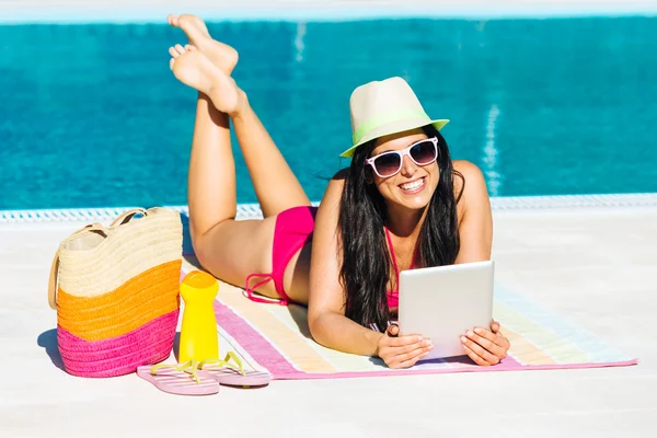 Frau im Sommer mit digitalem Tablet — Stockfoto