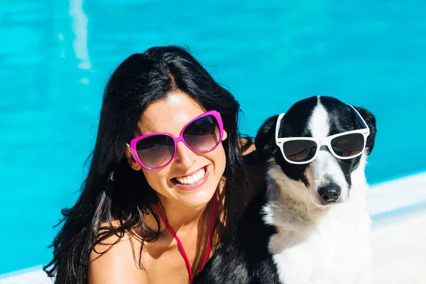 Frau und Hund im lustigen Sommerurlaub — Stockfoto
