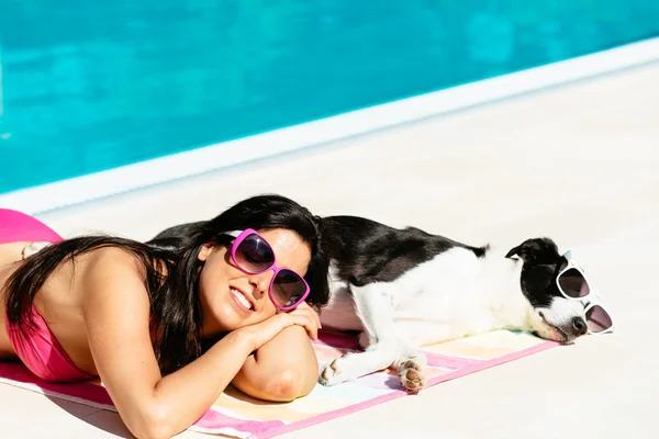 Vrouw en ontspannen op de zomer hond. — Stockfoto