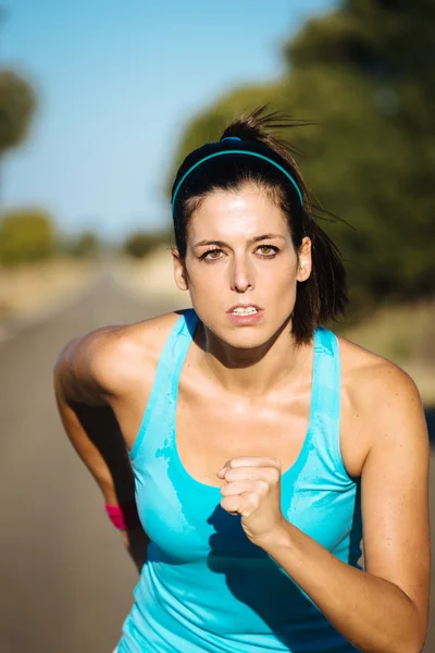 Mujer intensa corriendo — Foto de Stock