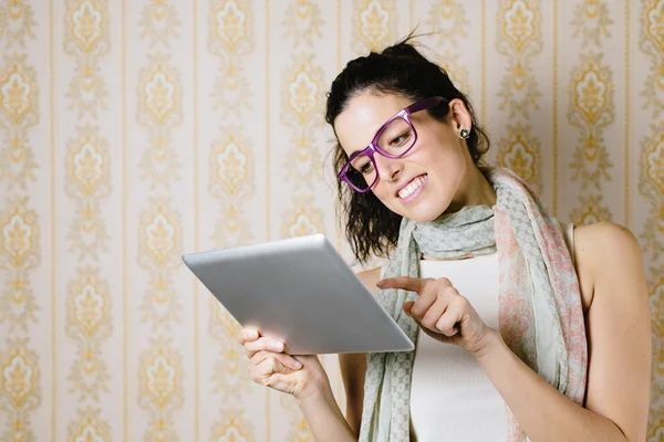 Mujer de moda vintage con tableta digital —  Fotos de Stock