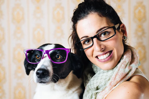 Grappige vrouw en hond met glazen portret — Stockfoto