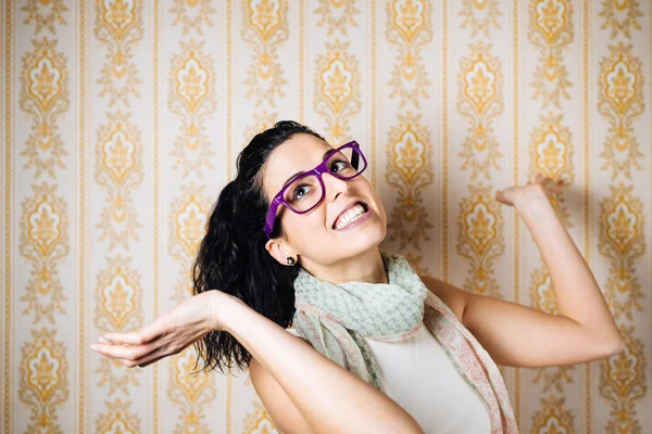 Mulher engraçada usando óculos roxos — Fotografia de Stock