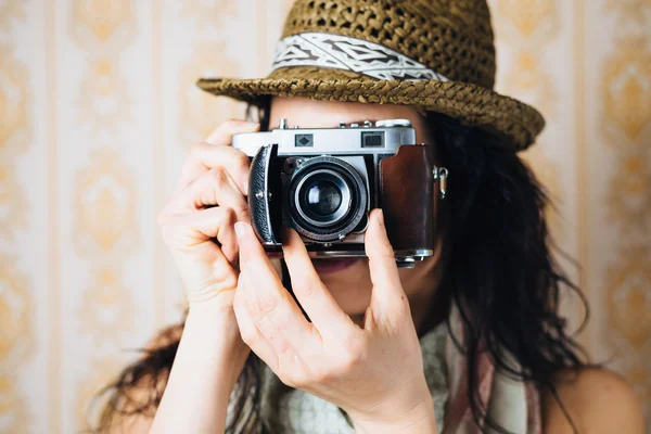 Vrouwelijke hipster nemen foto met retro camera — Stockfoto