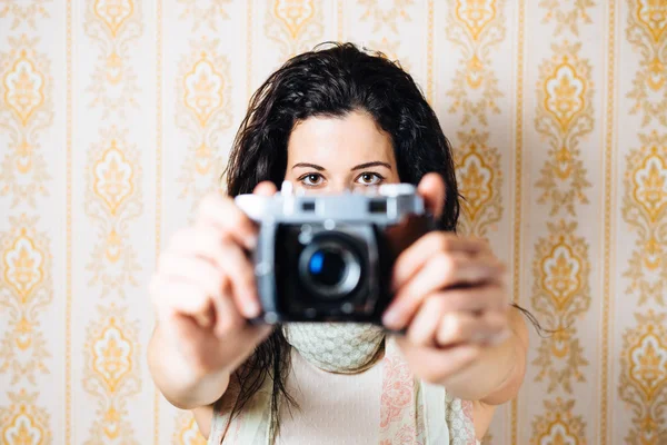 Hipster vrouwelijke fotograaf nemen foto — Stockfoto