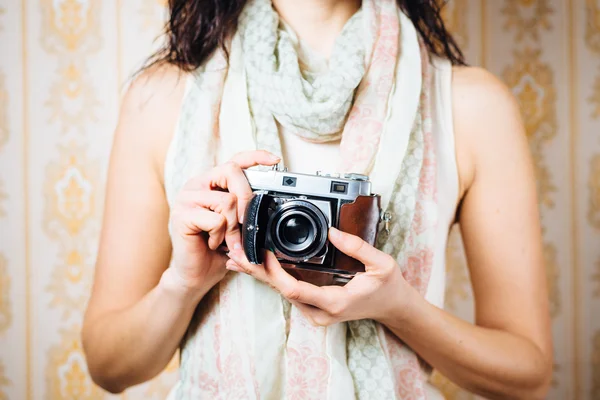 Vrouwelijke fotograaf kunstenaar met oude camera — Stockfoto