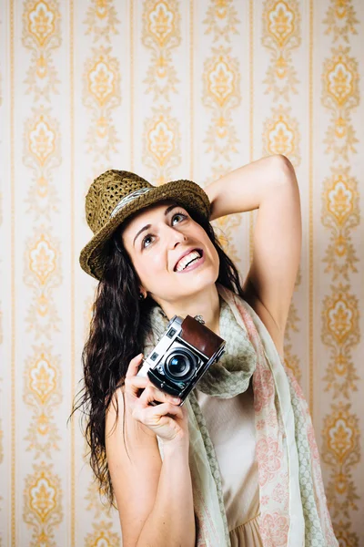 女性は 古いカメラで写真を撮影 ストック写真 C Dirima