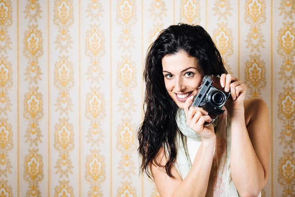 Vrouw met oude filmcamera — Stockfoto