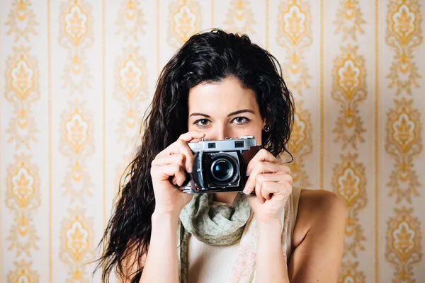 Vrouw nemen foto met oude camera — Stockfoto