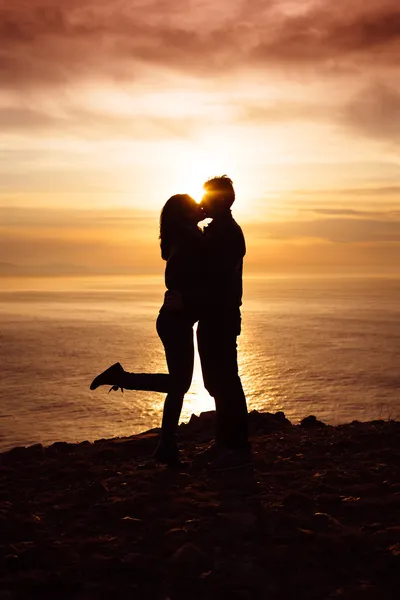 Casal apaixonado beijando ao pôr do sol — Fotografia de Stock