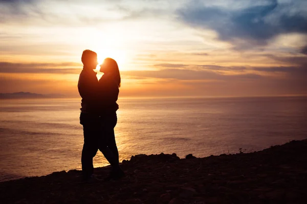 Couple amoureux au coucher du soleil — Photo