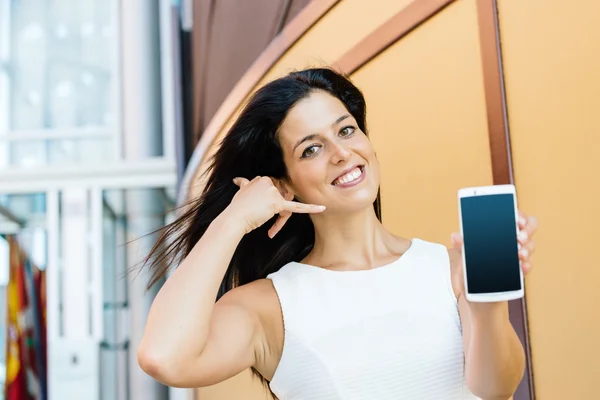 Moderne Geschäftsfrau zeigt Smartphone-Bildschirm — Stockfoto