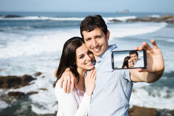 Coppia in viaggio scattare foto smartphone selfie — Foto Stock