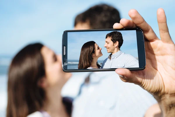 Älskare på resor tar smartphone selfie Foto — Stockfoto