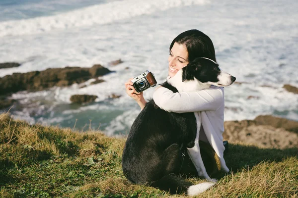 Mujer abrazo perro en vacaciones viaje —  Fotos de Stock