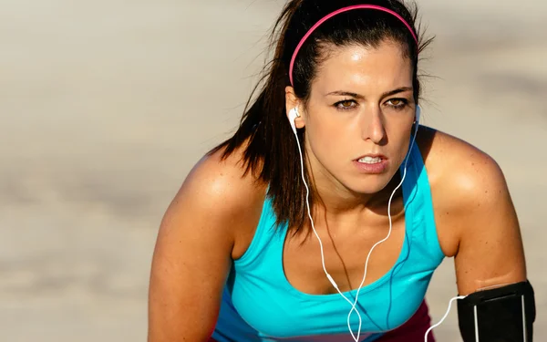 Kvinnliga löpare bestämning på utbildning — Stockfoto
