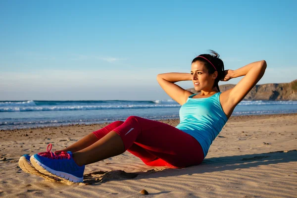 Fitness donna sit up esercizio — Foto Stock