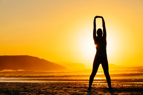 Mulher se exercitando no pôr do sol bonito — Fotografia de Stock