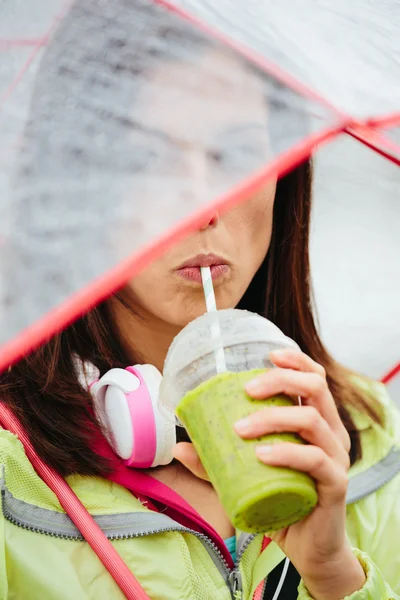 Sportiga kvinnan dricka detox hälsosam smoothie — Stockfoto