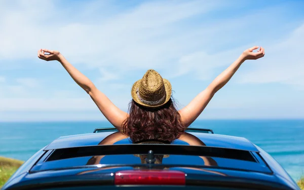 Mujer en coche libertad de viaje disfrutando de la libertad — Foto de Stock