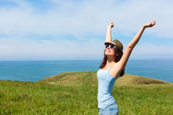 Woman enjoying freedom and travel — Stock Photo, Image