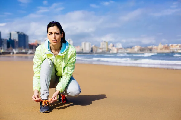 健身女子赛跑运动员在城海滩 — 图库照片
