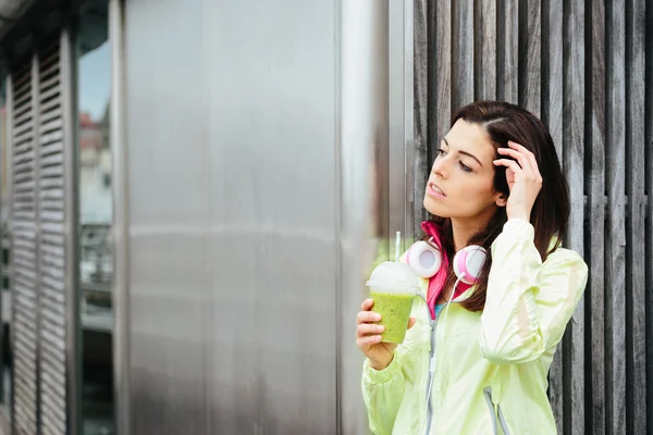 Mulher fitness com copo de smoothie desintoxicação — Fotografia de Stock