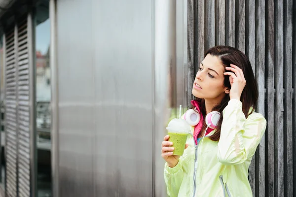 Wanita fit dengan cangkir smoothie detox — Stok Foto