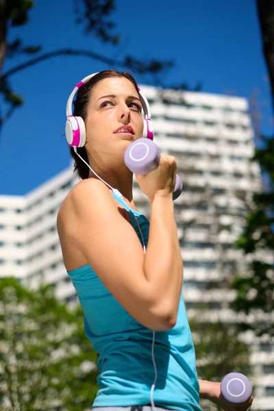 Mujer de fitness en el entrenamiento del brazo en el parque de la ciudad —  Fotos de Stock