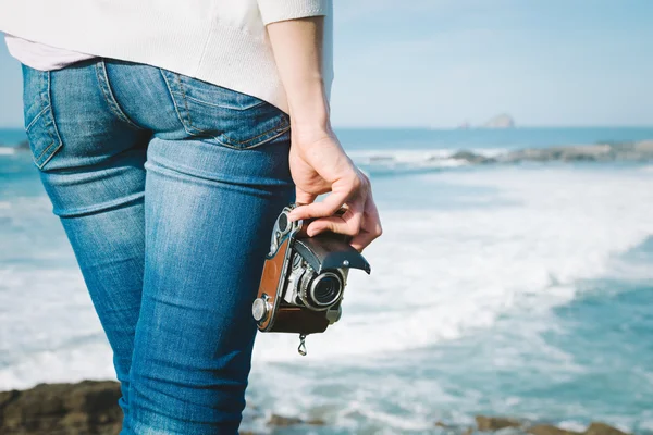 Vrouwelijke fotograaf vintage camera houden op reis — Stockfoto