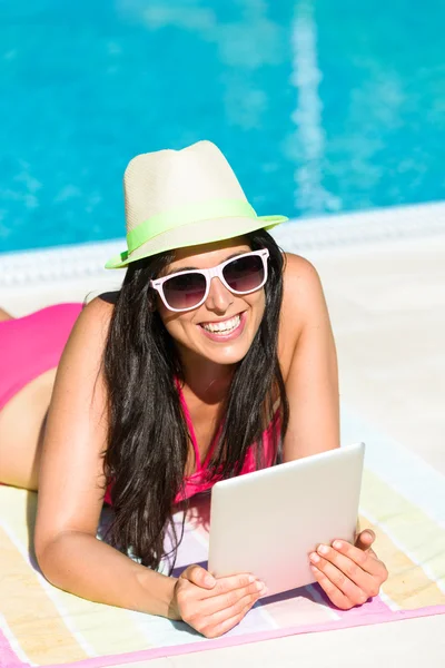 Femme avec tablette lecture en vacances d'été — Photo