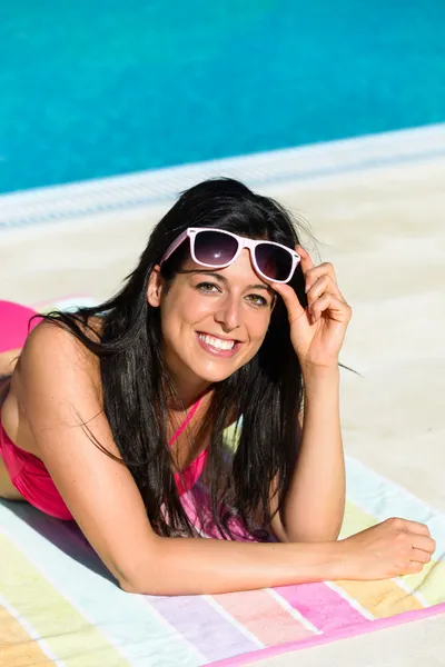 Mujer tomando el sol en la piscina en verano —  Fotos de Stock