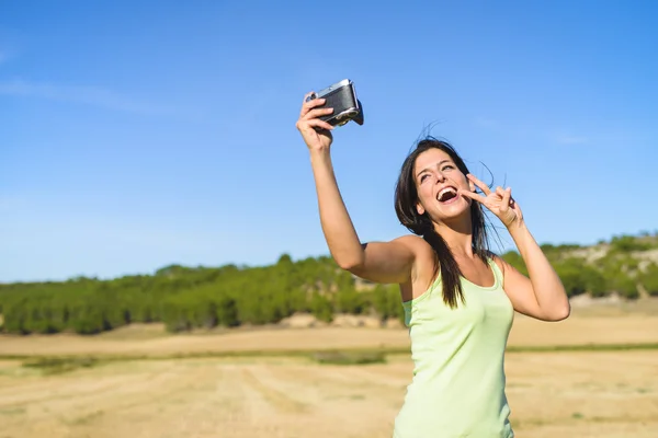 Mujer en vacaciones de verano tomando foto selfie —  Fotos de Stock